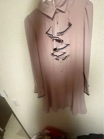 프릴 옷깃 옅은 핑크 긴팔 원피스