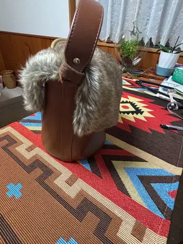 퍼 달린 밤색 가방