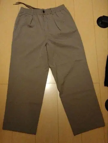 베이지 치노 팬츠 조정 가능 허리