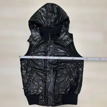 Miss me 블랙 후드 부착 다운 베스트 스팽글