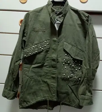 ZARA 새 상품 택 포함 스터드 장식 올리브 그린 자켓