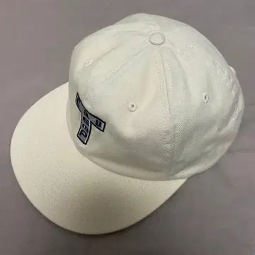 화이트 자수 로고 캡