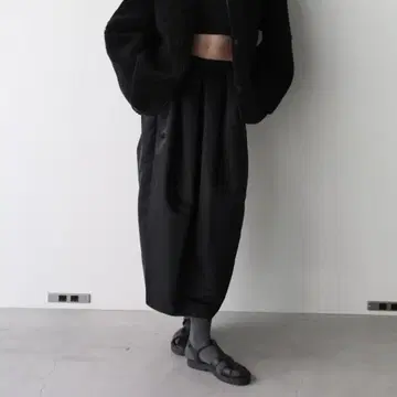 eLLa cocoon satin memory skirt 블랙