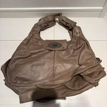 story. 브라운 가죽 숄더백