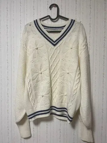 poppy 화이트 V넥 니트 스웨터 꽃