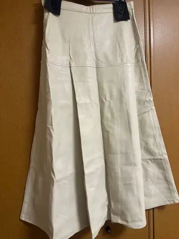 apart by 화이트 가죽 플레어 스커트