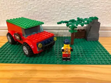 빨간색 블록 자동차와 미니 피규어 묶음 판매