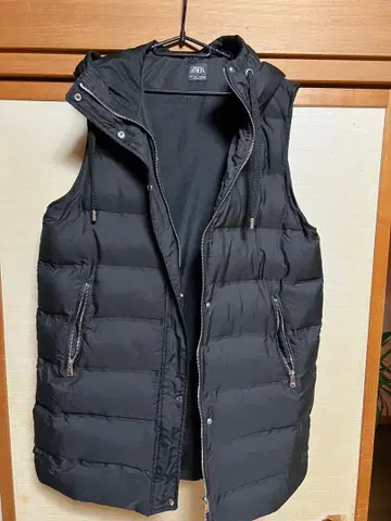 ZARA 블랙 후드 부착 다운 베스트