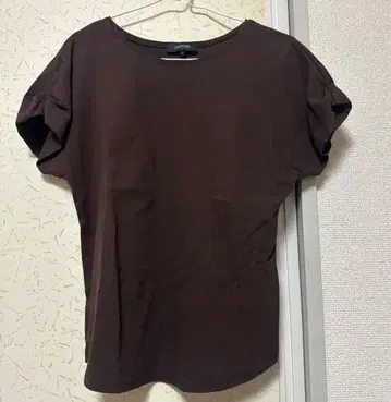 브라운 드롭 숄더 T셔츠