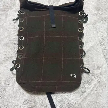 다크 그린 체크 무늬 백팩