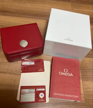 OMEGA 레드 가죽 케이스와 부속품