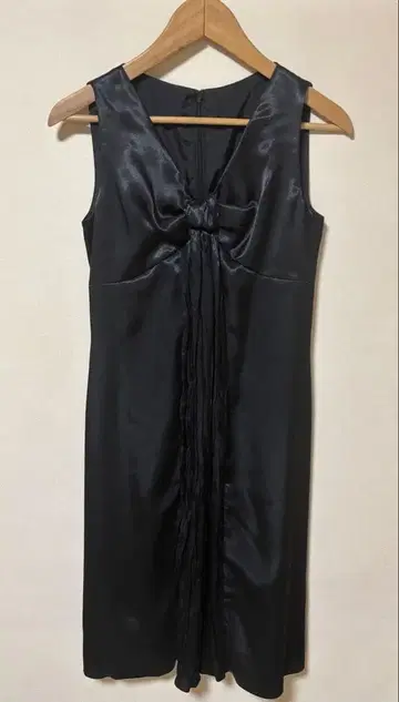 슬리브리스 새틴 블랙 드레스