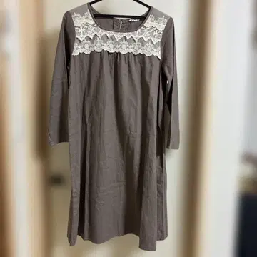 사만사 모스 브라운 긴팔 무릎 기장 원피스 레이스 장식