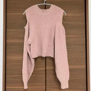 릴리안 캐럿 오픈 숄더 니트 긴팔