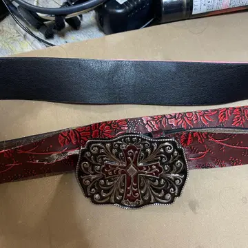 꽃무늬 장식의 빨간색과 블랙 가죽 벨트