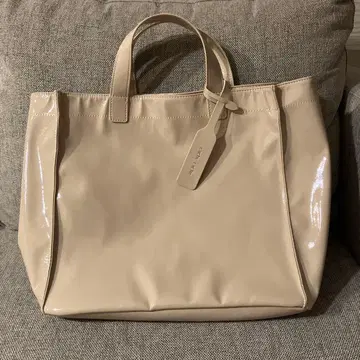 캐쉬 캐쉬 에나멜 토트백 아이보리