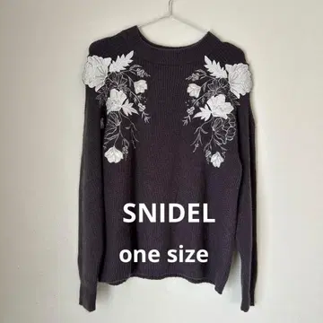 SNIDEL F 오픈 숄더 다크 그레이 꽃무늬 자수 니트 스웨터