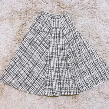 [ 1회 착용 ] 릴리 브라운 전개 플레어 트위드 롱 스커트