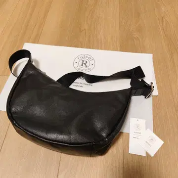 russet*소프트 가죽 라운드 숄더백 블랙 금장 장식 실버