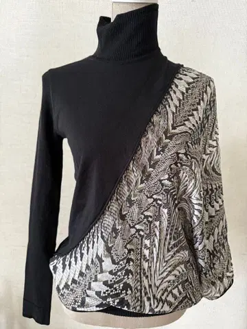 저스트 카발리 비대칭 터틀넥 긴팔 상의