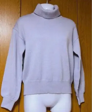 BEAMS 라벤더 터틀넥 니트