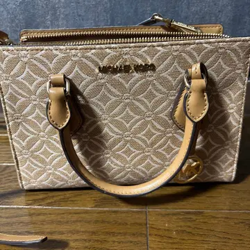 MICHAEL KORS SHEILA 센터 지퍼 새첼 스몰