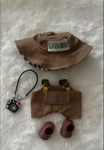 옷 갈아입기 의류 세트 브라운 모자 바지 카메라 포함