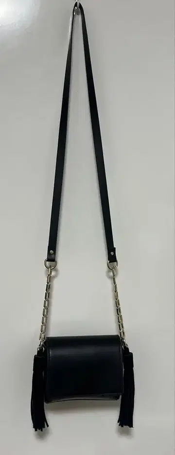 프린지 장식 블랙 숄더백