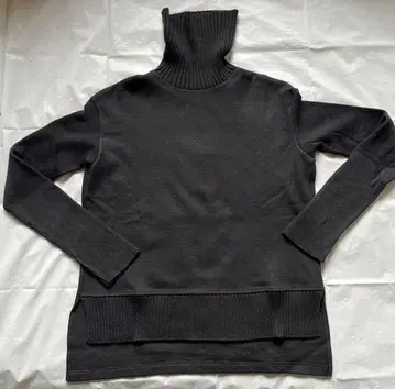 꼼사데모드 블랙 심플 터틀 니트