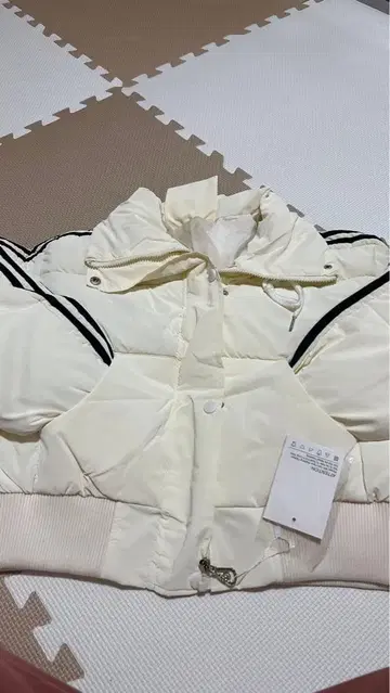 아이보리 후드 부착 다운 자켓