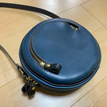 네이비 가죽 원형 숄더백