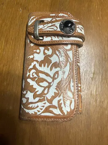 알즈니 화이트 카빙 장지갑 새상품급