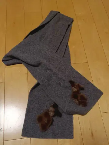 부드럽고 따뜻하며 가벼운 그레이 울 머플러