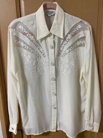 크림색 자수 긴팔 셔츠