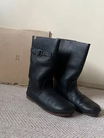 KOOS 미들 부츠 가죽 플랫 벨트 블랙