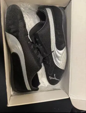 PUMA 블랙/실버 스니커즈