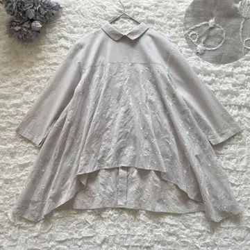 스탬프 앤 다이어리 라운드 칼라 플레어 절개 블라우스 그레이 베이지