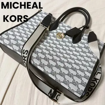 A4 수납 가능 마이클코어스 자카드 숄더백