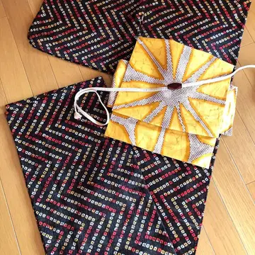 화학 섬유 단의 코몬 블랙에 빨흰 옐로우 컬러 지그재그 시보리풍