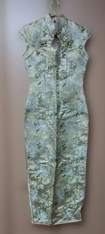 차이나 드레스 옅은 골드색 꽃무늬