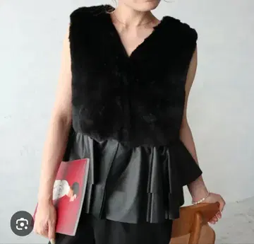 DeuxAmour 블랙 인조 모피 베스트