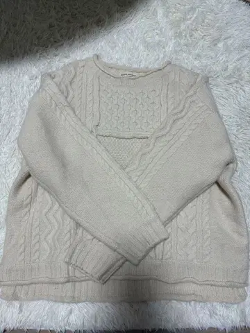 크림색 케이블 니트 긴팔 스웨터