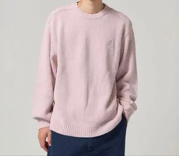 티나 조준 엠블럼 부착 숄더 버튼 니트 풀오버 핑크