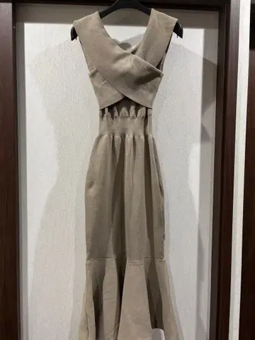 베이지 슬리브리스 플레어 롱 원피스