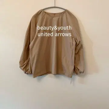 미사용 새상품 뷰티&유스 애로우즈 베이지 블라우스 볼륨 소매