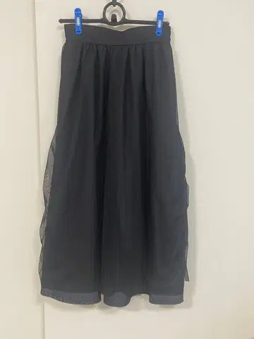 면과 쉬폰의 블랙 롱 스커트