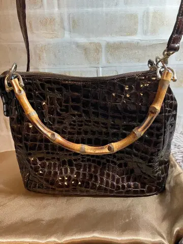 TOHPO 토포 악어 엠보싱 에나멜 숄더백