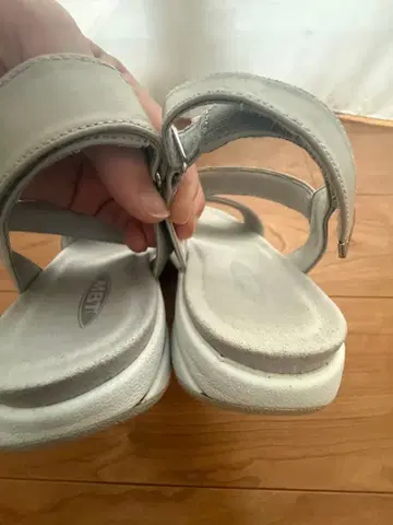 MBT 그레이 스트랩 샌들 통굽