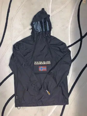 NAPAPIJRI 블랙 아노락 자켓