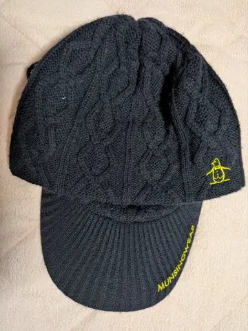 맨싱 네이비 케이블 짜임 챙 부착 니트 모자